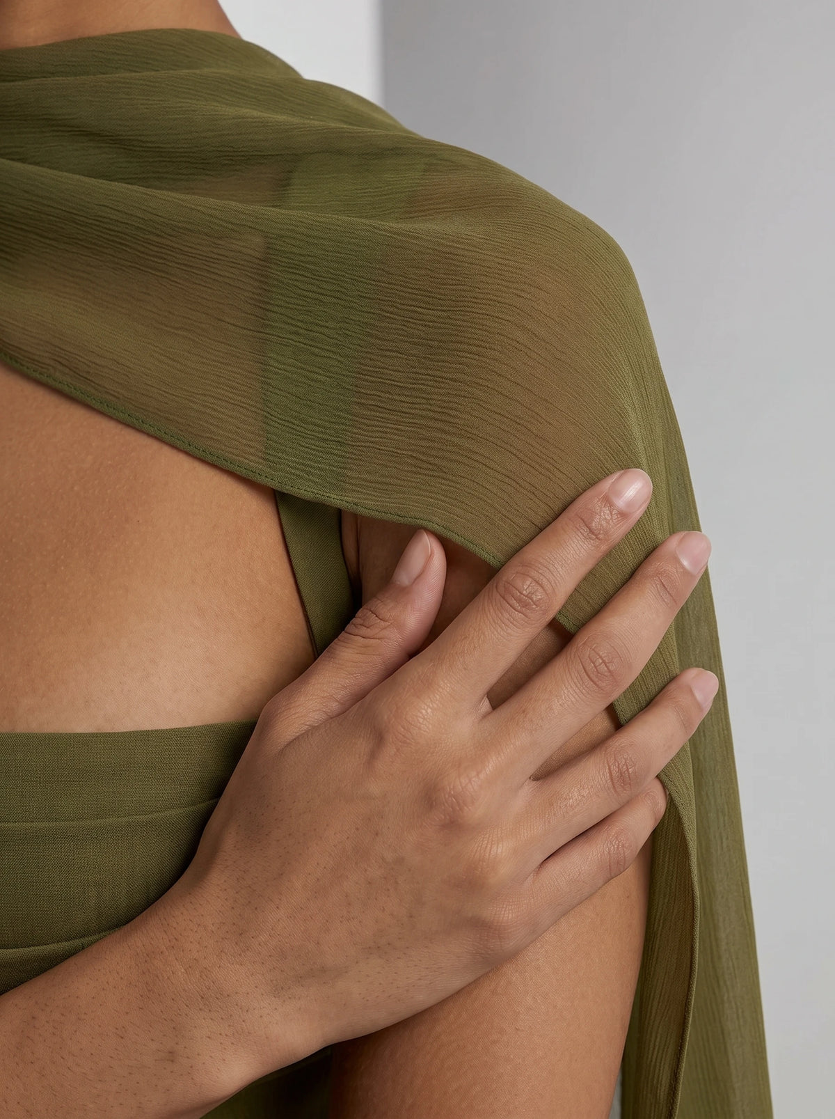 Aina™ - Estola de Chifón oliva, detalle del tejido