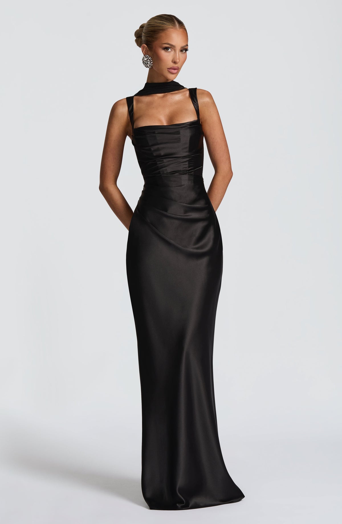 Carlota™ - Vestido Largo de Satén Negro
