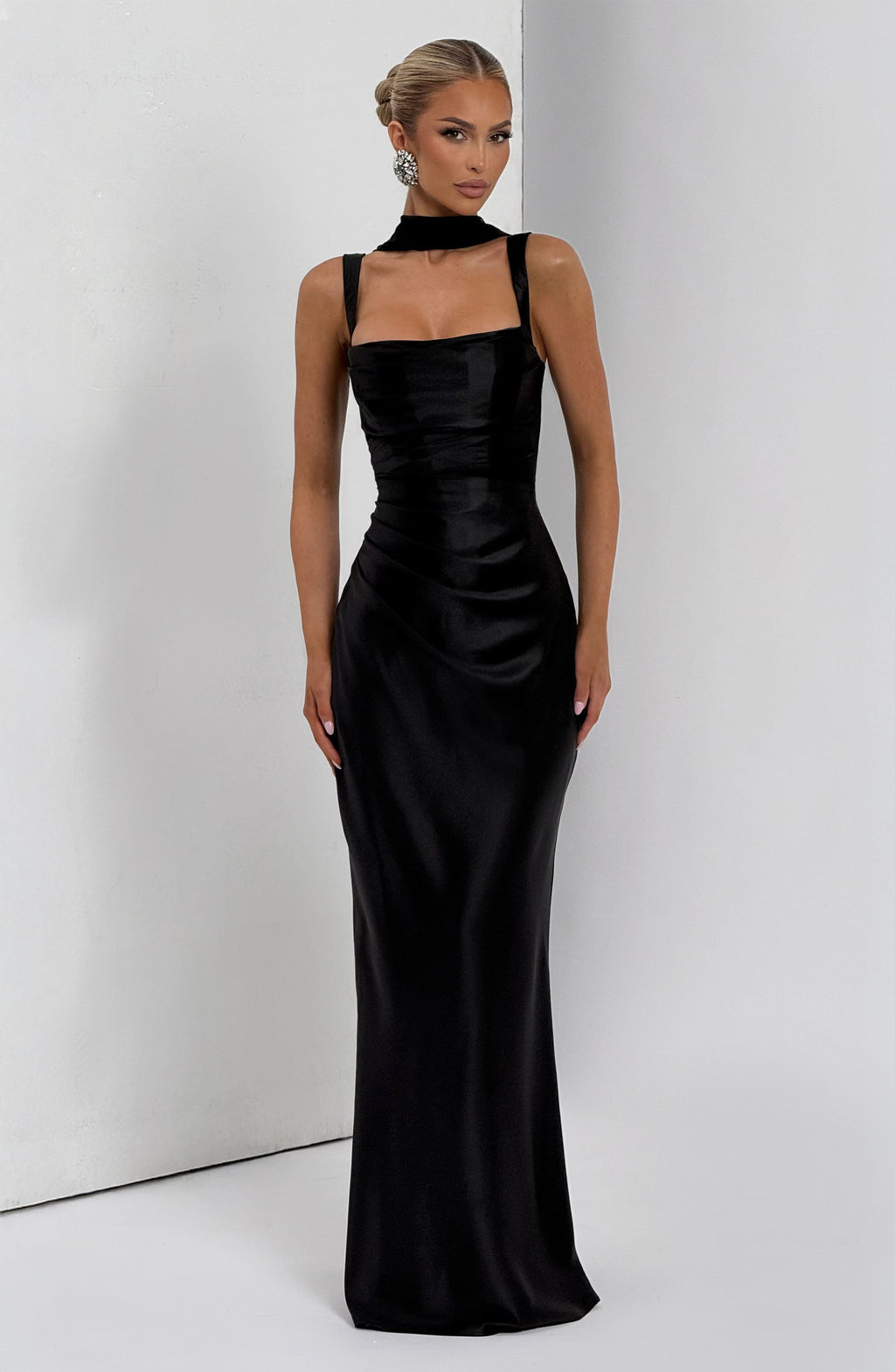 Carlota™ - Vestido Largo de Satén Negro