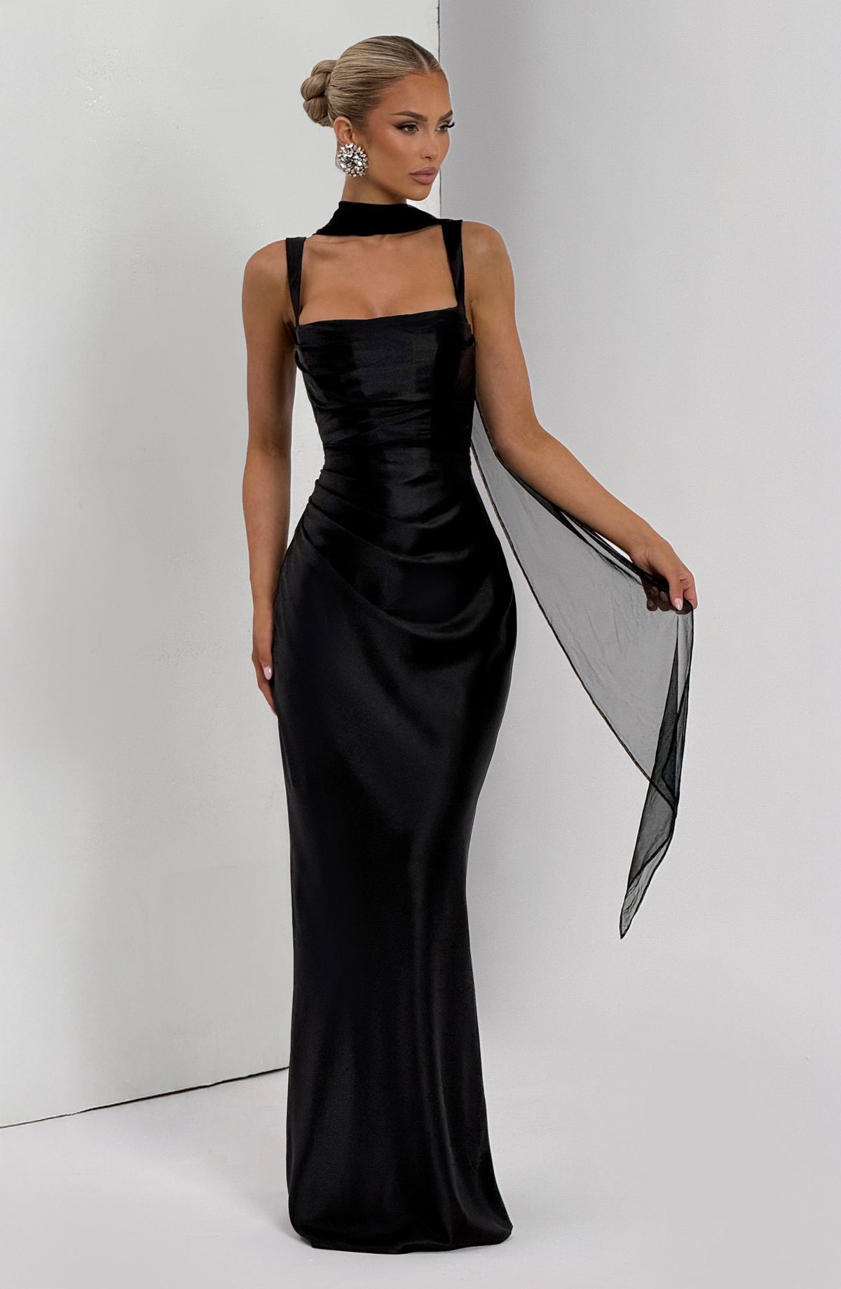 Carlota™ - Vestido Largo de Satén Negro