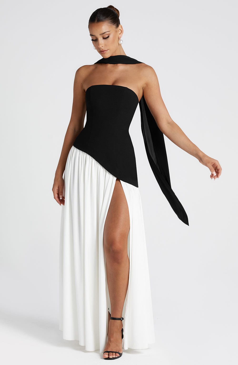 Malena™ - Vestido Largo de Chifón Blanco y Negro