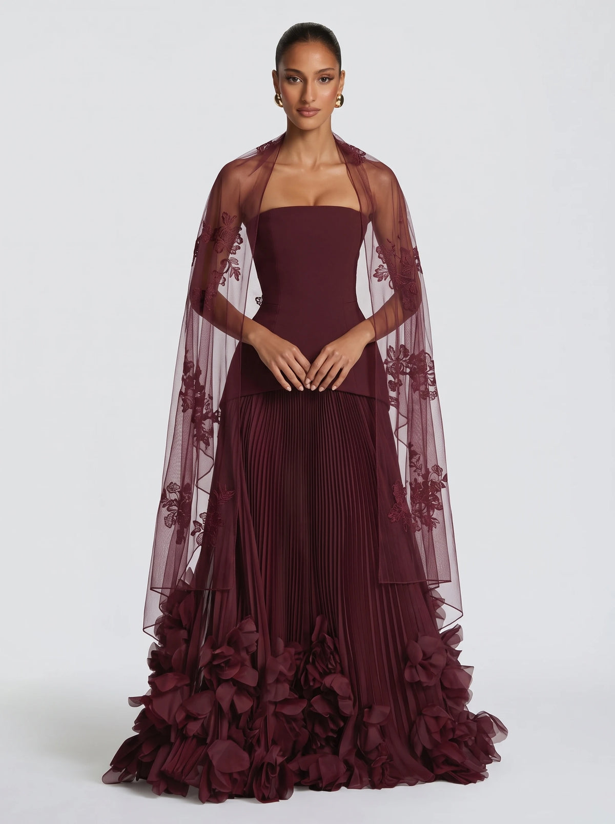 Mara™ - Estola de Tul Bordado cereza, cuerpo entero con el vestido a juego
