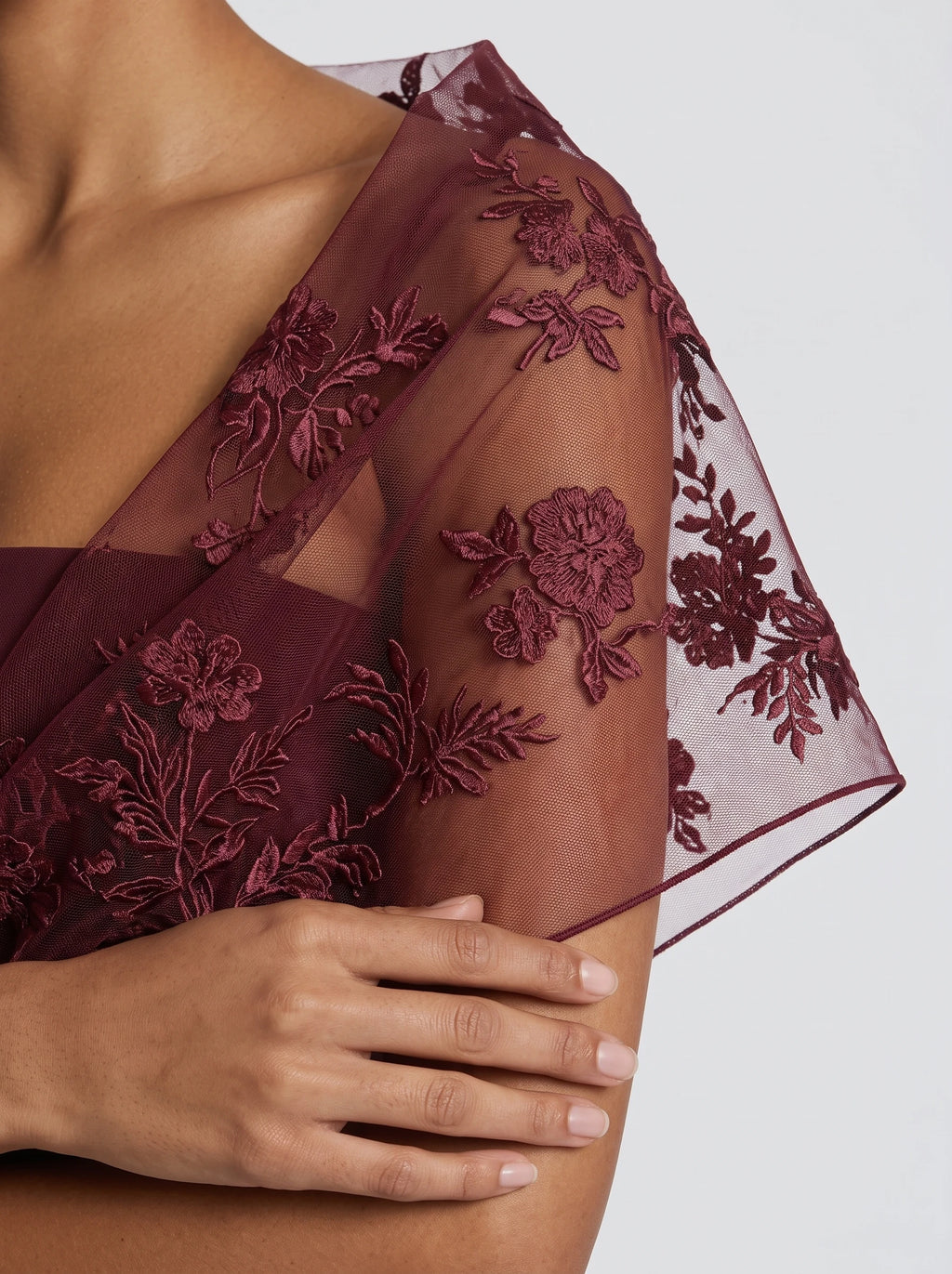 Mara™ - Estola de Tul Bordado cereza, detalle del tejido