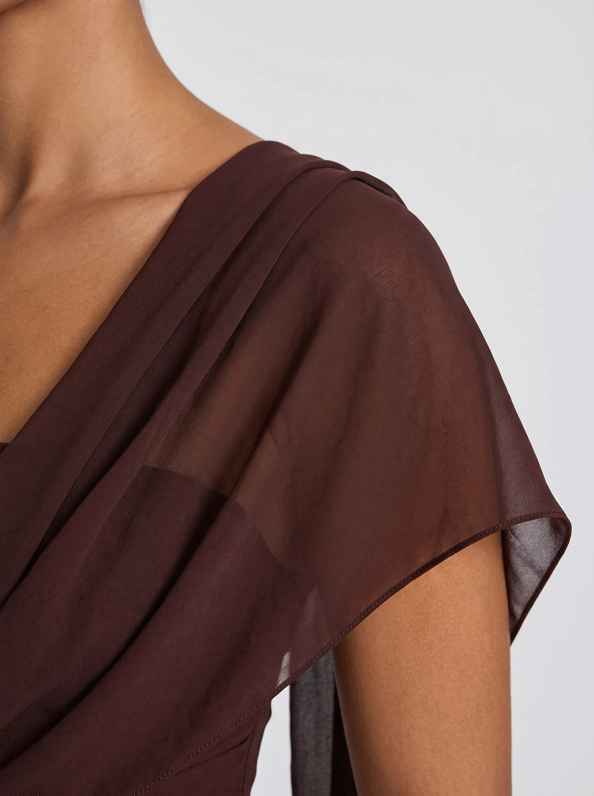 Nadia™ - Estola de Chifón marrón ciruela, detalle del tejido