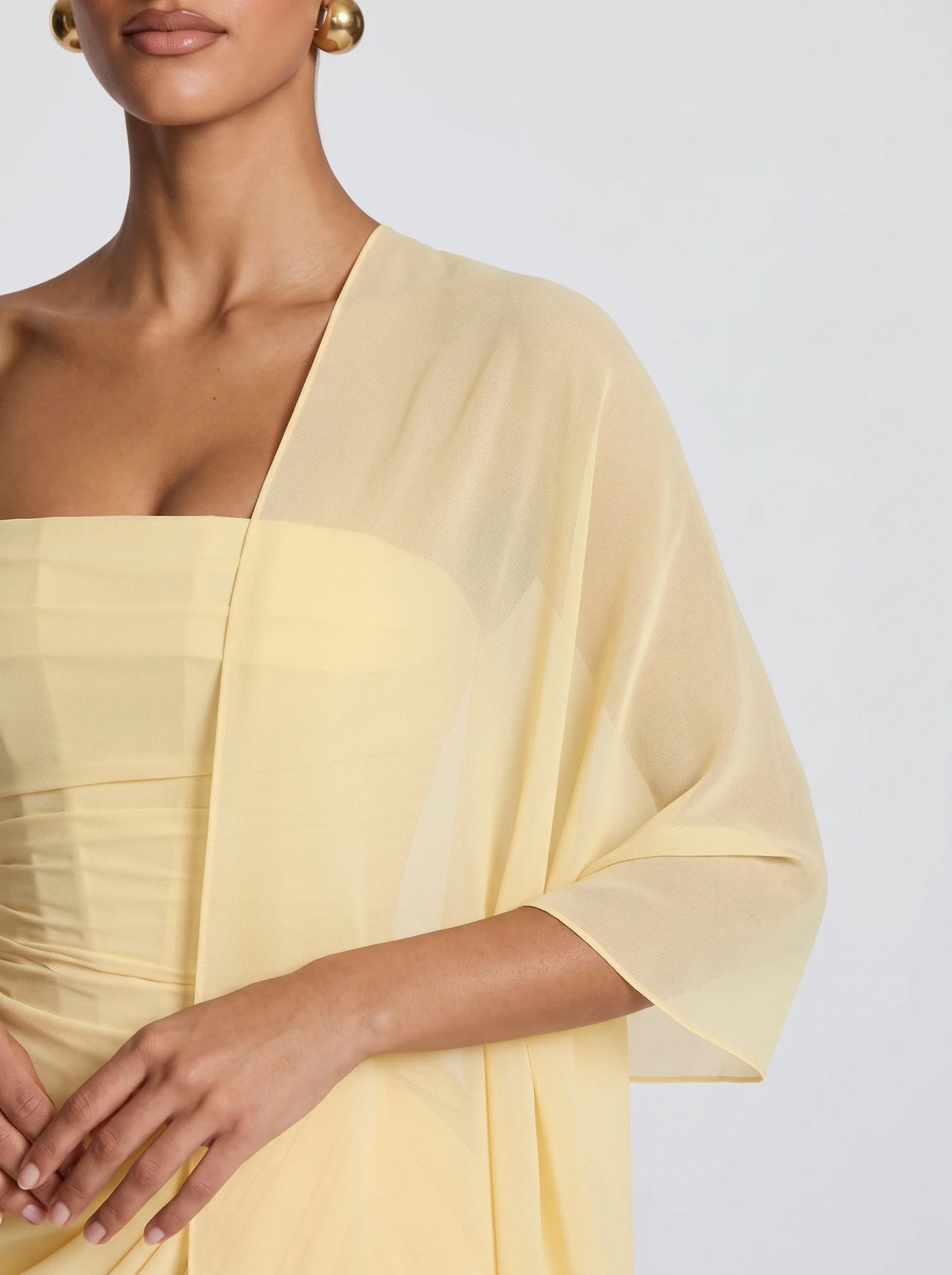Nora™ - Estola de Chifón amarillo, detalle de la transparencia del chifón