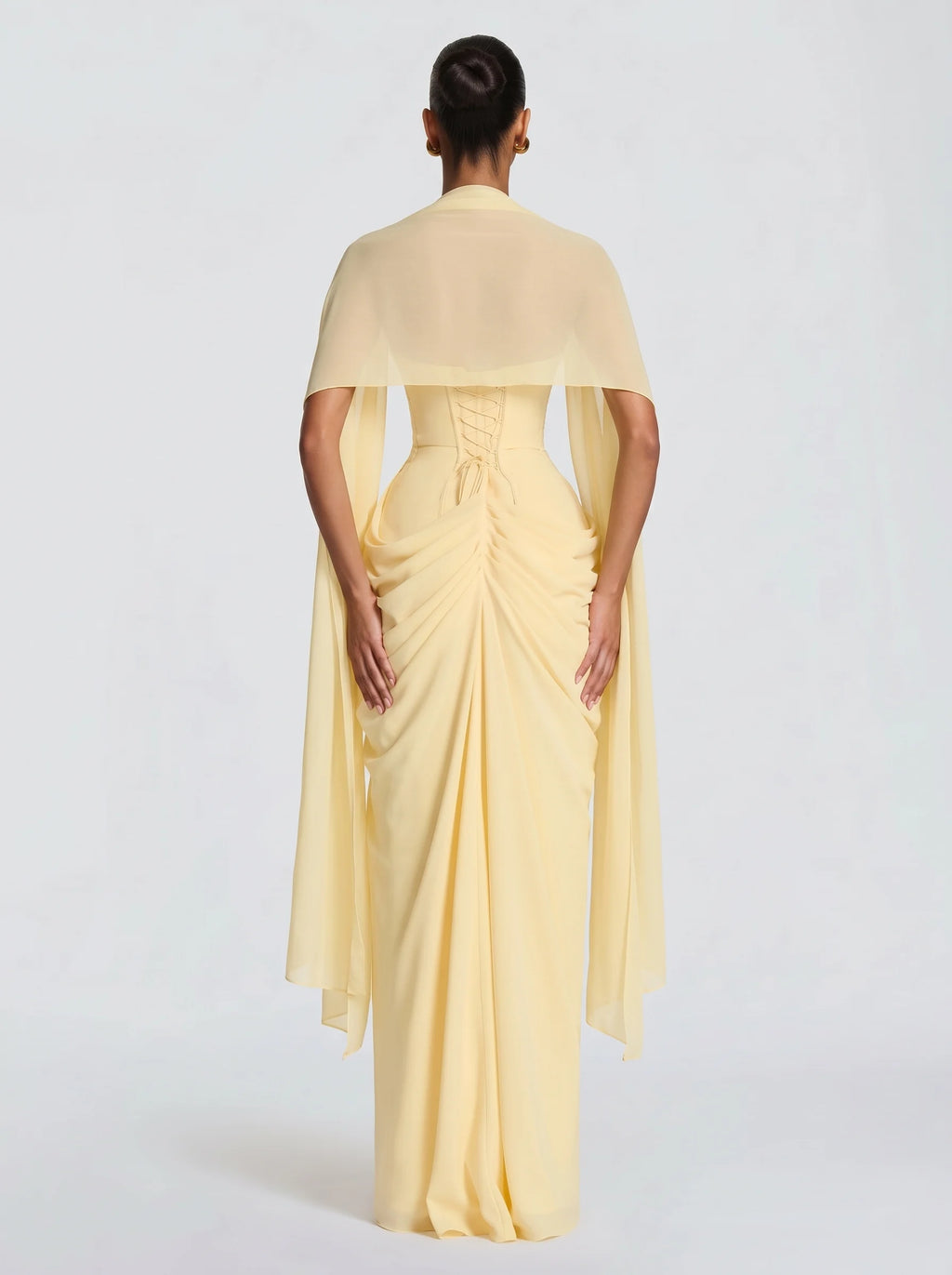 Nora™ - Estola de Chifón amarillo, vista de espalda