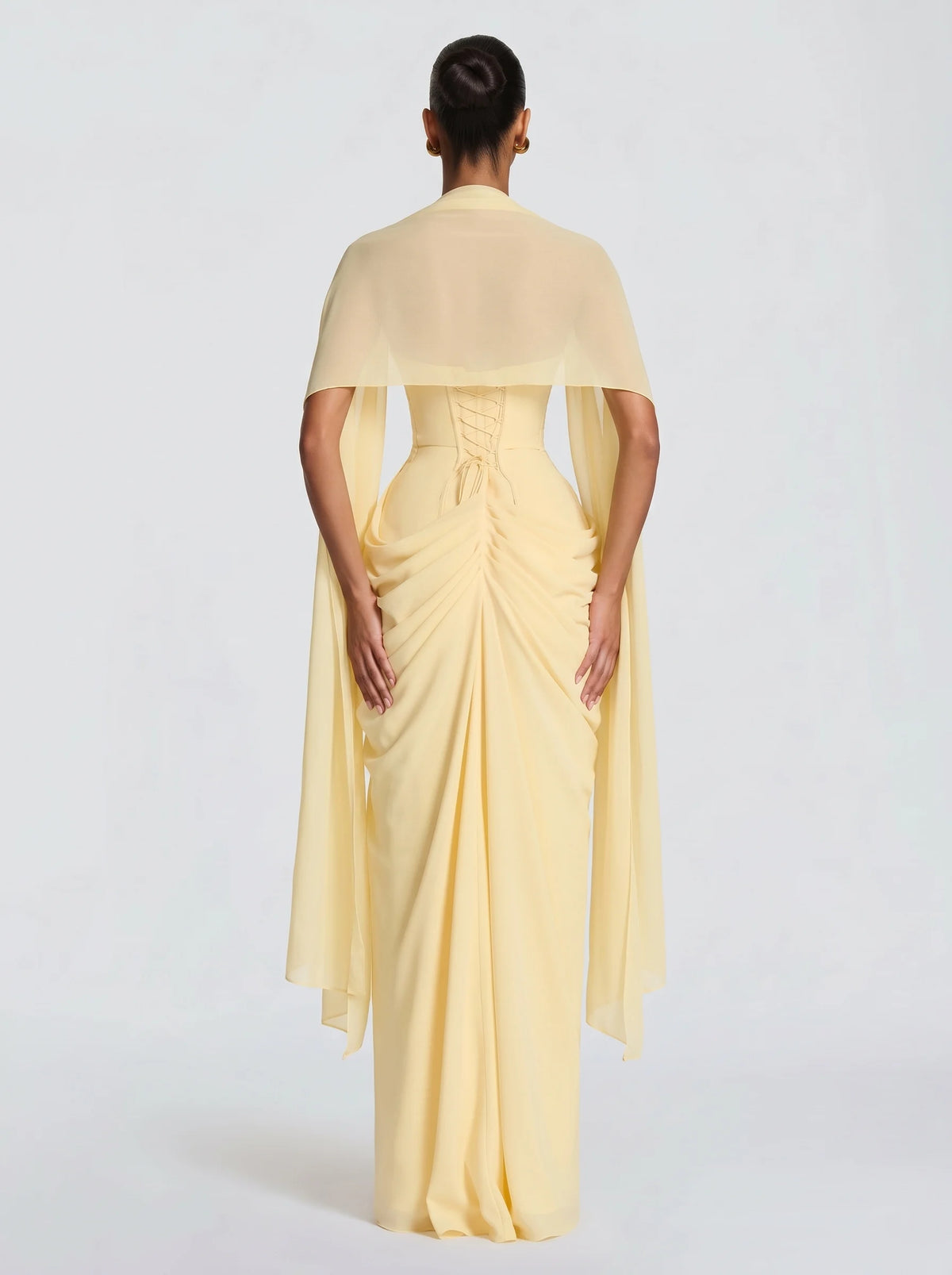 Nora™ - Estola de Chifón amarillo, vista de espalda