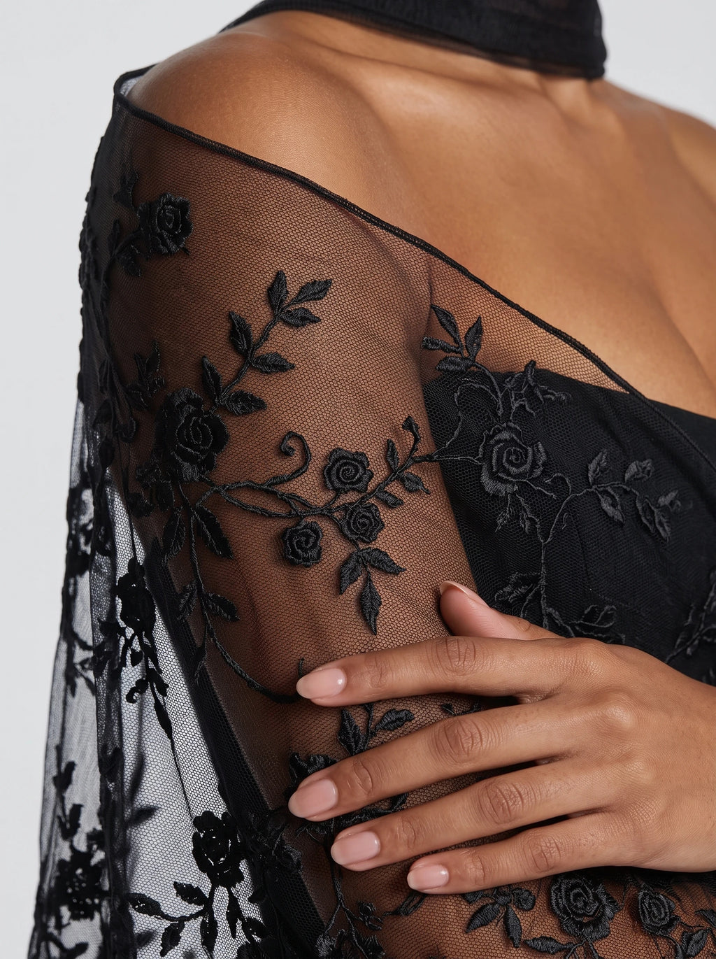 Ona™ - Estola de Tul Bordado negro, detalle del tejido