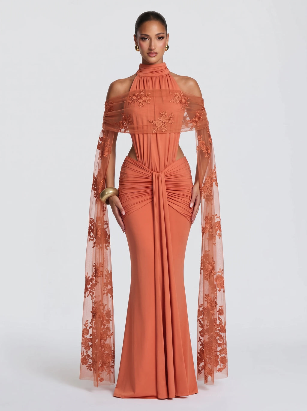 Pía™ - Estola de Tul Bordado naranja, cuerpo entero con el vestido a juego