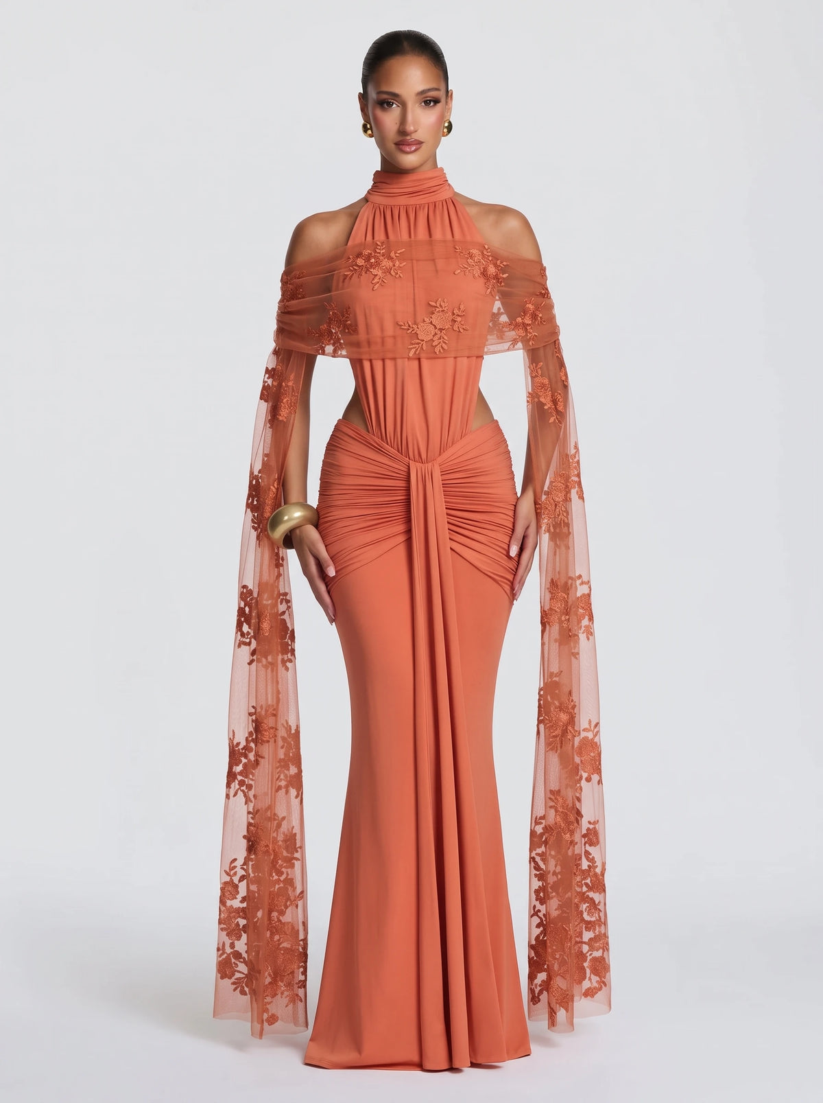 Pía™ - Estola de Tul Bordado naranja, cuerpo entero con el vestido a juego