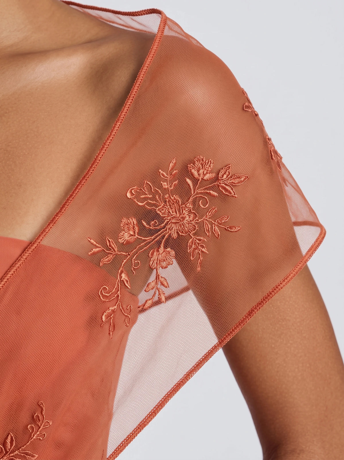 Pía™ - Estola de Tul Bordado naranja, detalle del tejido