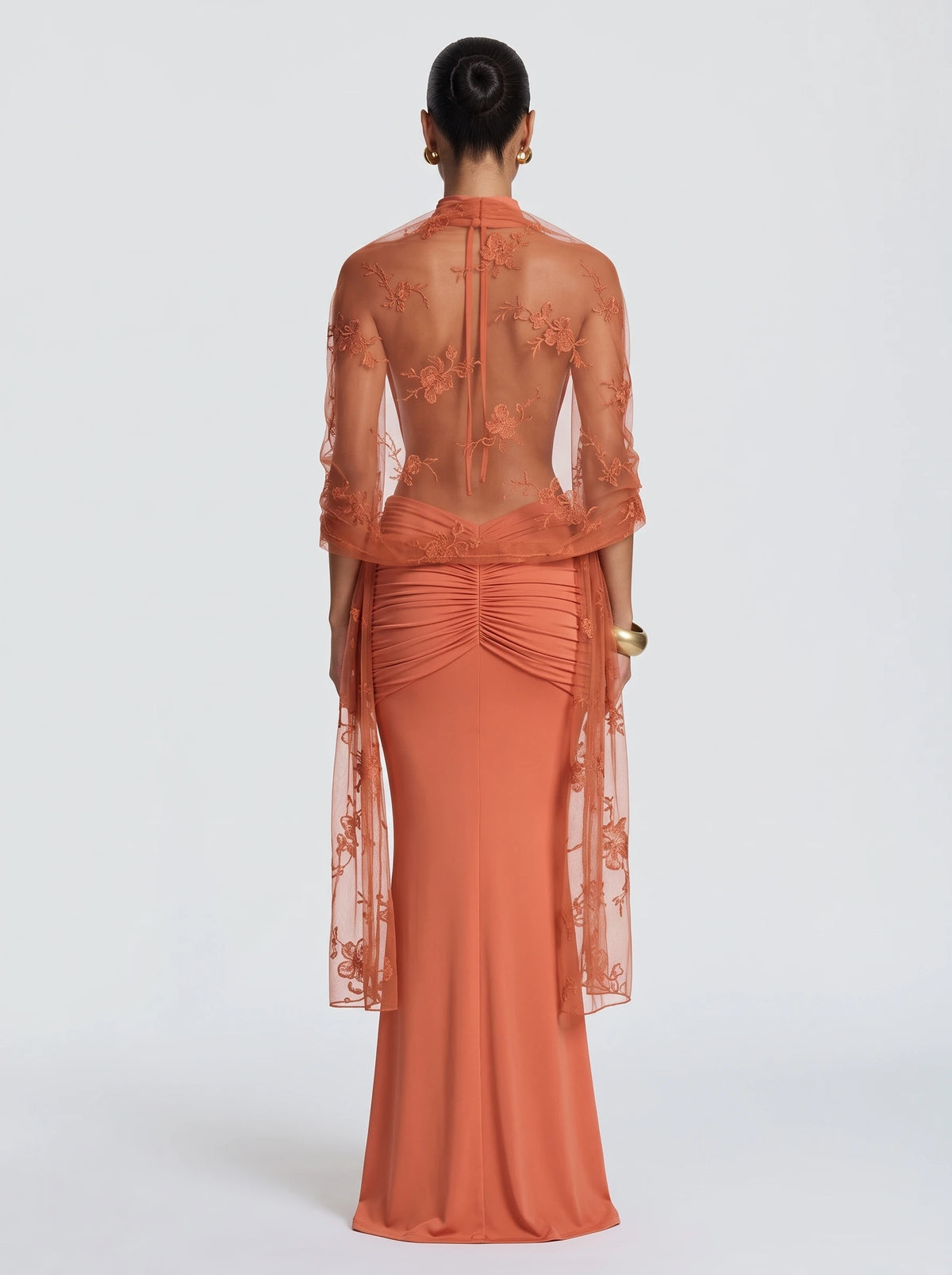 Pía™ - Estola de Tul Bordado naranja, vista de espalda