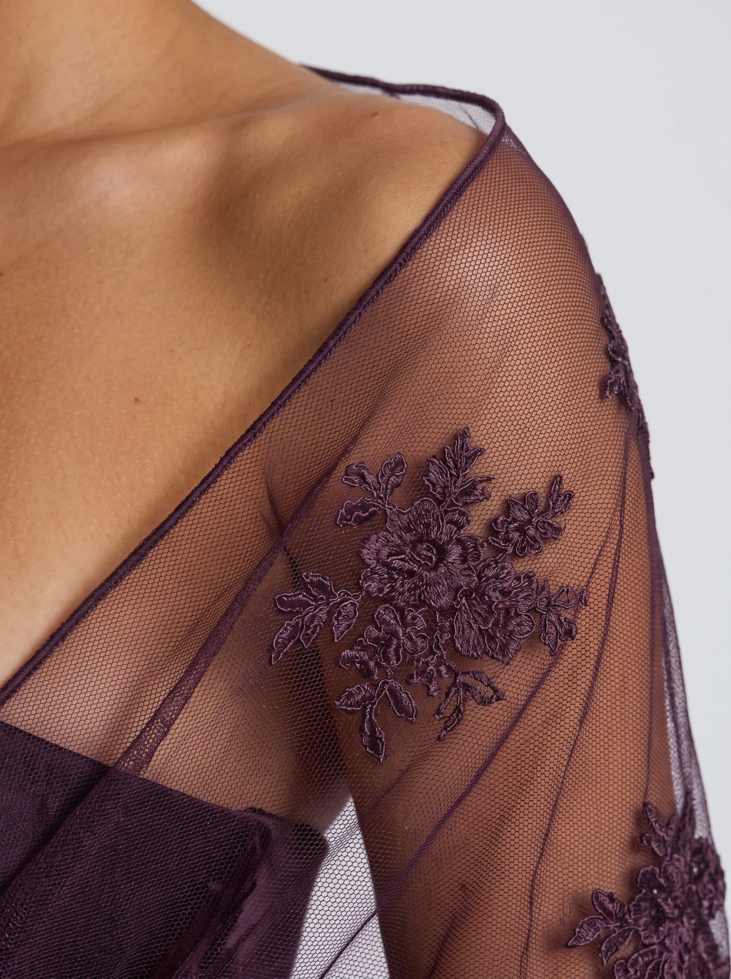 Tania™ - Estola de Tul Bordado morado, detalle del tejido
